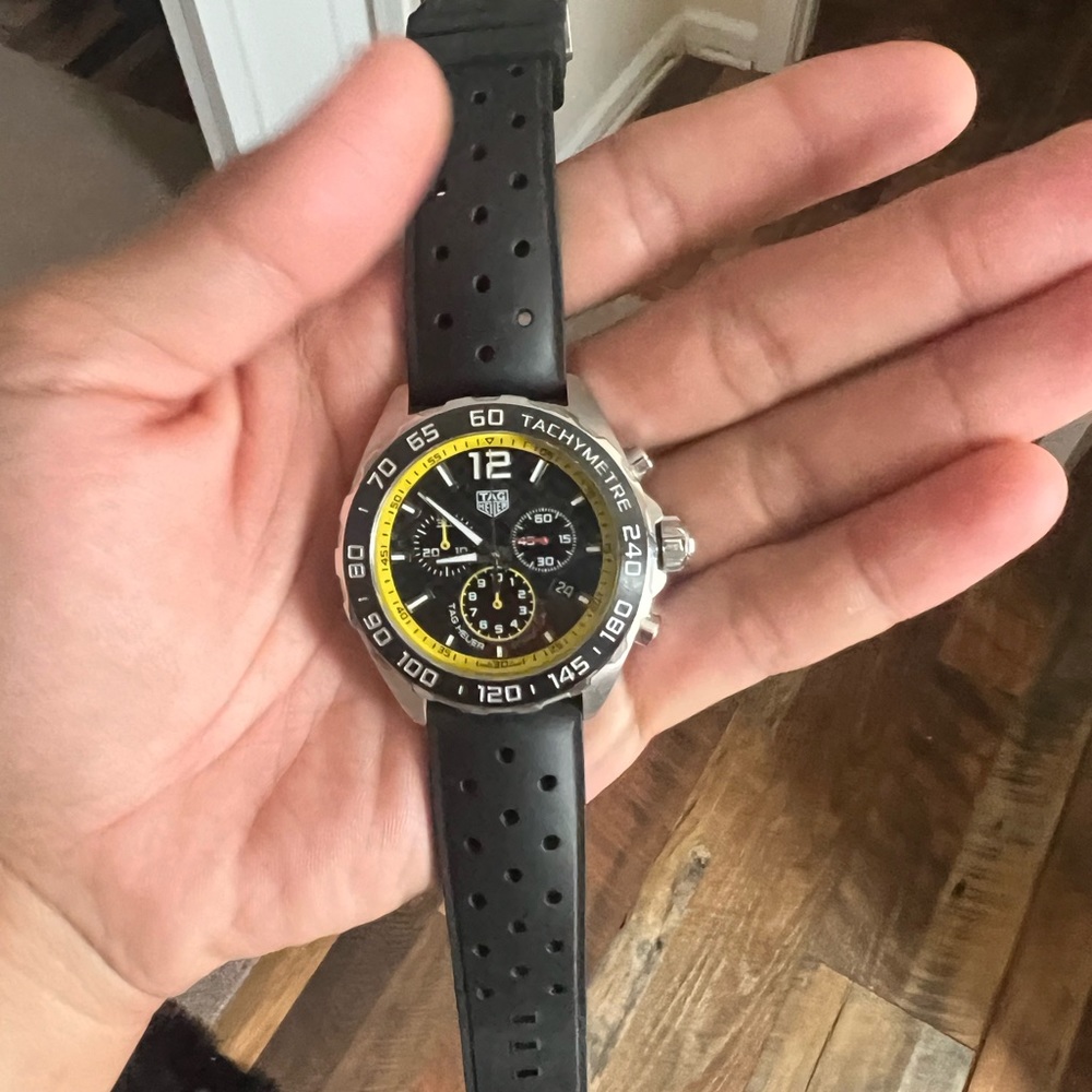 Tag Heuer Formula 1. Barely used. Box and guarantee.